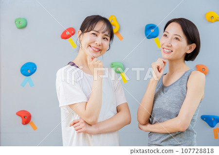 一位女士在抱石健身房思考 一位女士在抱石健身房思考 107728818