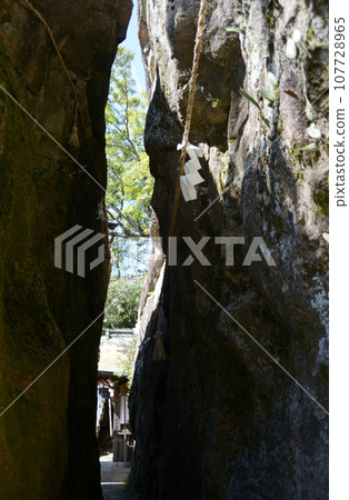 滋賀縣東近江市太郎房阿迦神社夫妻岩大脅町 107728965