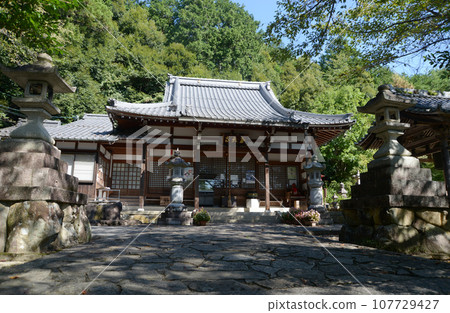 Joganji Temple approach and main hall Owaki-cho, Higashiomi City, Shiga Prefecture Joganji Temple approach and main hall Owaki-cho, Higashiomi City, Shiga Prefecture 107729427