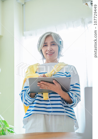 平板電腦的女高管 平板電腦的女高管 107729449