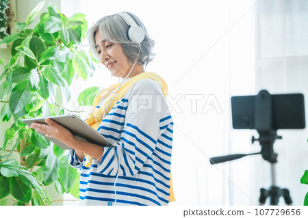 Senior woman video shooting image Senior woman video shooting image 107729656