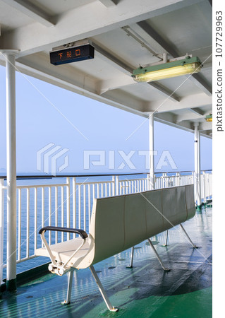 渡輪航程內的風景(觀景台的長椅風景) 渡輪航程內的風景(觀景台的長椅風景) 107729963