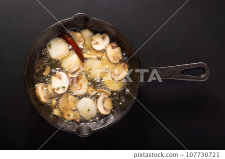 Hokkaido scallop ajillo 107730721