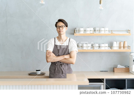 咖啡館服務員微笑著交叉雙臂 咖啡館服務員微笑著交叉雙臂 107730982