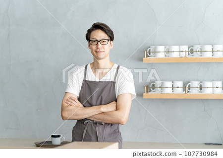 Cafe clerk smiling and folding his arms 107730984