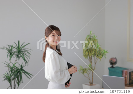 回頭看她的平板電腦 1 的女商人 回頭看她的平板電腦 1 的女商人 107731119