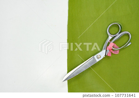 Tailor's work desk with sewing tools close up 107731641