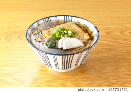 Kitsune 蕎麥麵配炸豆腐、魚糕、裙帶菜和蔥 107731761