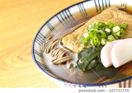 Kitsune 蕎麥麵配炸豆腐、魚糕、裙帶菜和蔥 Kitsune 蕎麥麵配炸豆腐、魚糕、裙帶菜和蔥 107731778