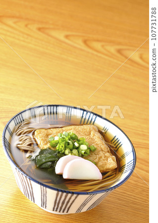 Kitsune 蕎麥麵配炸豆腐、魚糕、裙帶菜和蔥 107731788