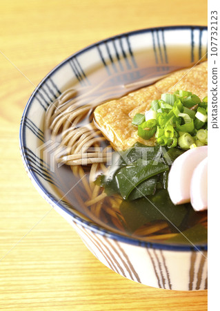 Kitsune 蕎麥麵配炸豆腐、魚糕、裙帶菜和蔥 107732123