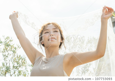 A woman spreading lace cloth and dancing (yoga wear dance) A woman spreading lace cloth and dancing (yoga wear dance) 107733093