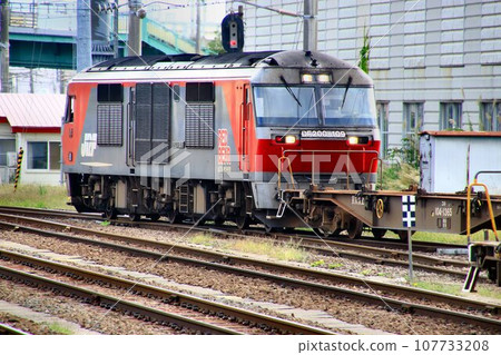 The DF200 diesel locomotive is working hard across the northern land... supporting Hokkaido's logistics with container freight trains. 107733208