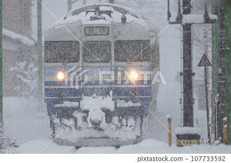 火車在雪中奔跑 火車在雪中奔跑 107733592