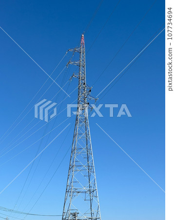 藍天和輸電塔 藍天和輸電塔 107734694