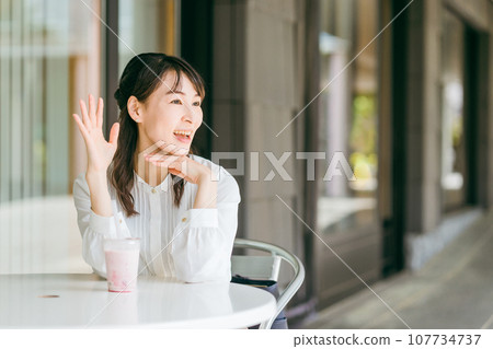 Asian businesswomen meeting, dating, socializing at a cafe (break, lunch break, lunch) Asian businesswomen meeting, dating, socializing at a cafe (break, lunch break, lunch) 107734737