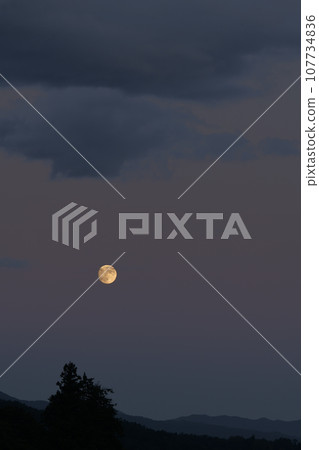 北斗市白州町，月齡13.1，9月14日，月亮剛升起。 107734836