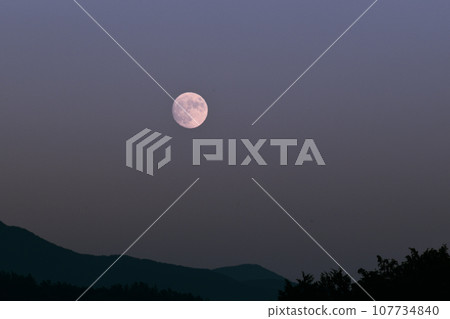 Hakushu-cho, Hokuto City, moon age 13.1, the moon has just risen on the 14th day of September. Hakushu-cho, Hokuto City, moon age 13.1, the moon has just risen on the 14th day of September. 107734840
