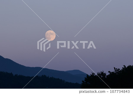 Hakushu-cho, Hokuto City, moon age 13.1, the moon has just risen on the 14th day of September. 107734843