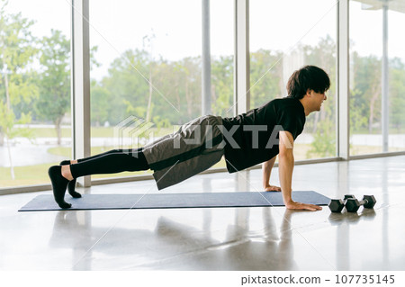 亞洲男子在健身房做伏地挺身、伏地挺身、運動、肌肉訓練和身體化妝 107735145