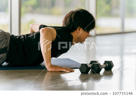 亞洲男子在健身房做伏地挺身、伏地挺身、運動、肌肉訓練和身體化妝 107735146