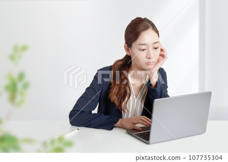 查詢問題和工作效率下降。一位在辦公室工作的女士遇到了一個問題。白色辦公室背景 107735304