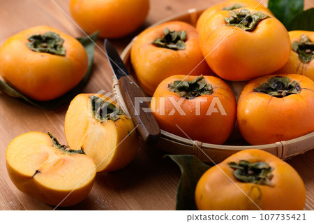 秋天的柿子果子非常甜(木紋背景) 柿子果子 秋天的柿子果子非常甜(木紋背景) 柿子果子 107735421