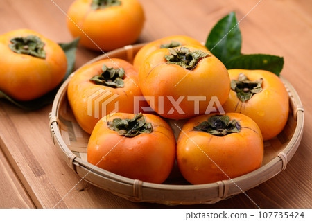 Very sweet taste of autumn Persimmon Fruit (Wood grain background) Persimmon fruit Very sweet taste of autumn Persimmon Fruit (Wood grain background) Persimmon fruit 107735424