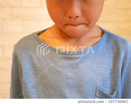 一個男孩沮喪地咬著嘴唇 107736062