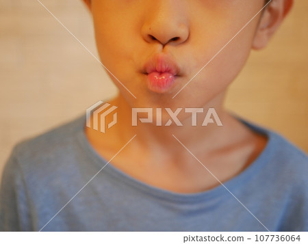 男孩撅嘴 男孩撅嘴 107736064