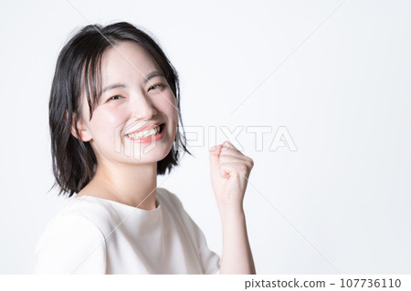 年輕女子看著相機拳頭姿勢 107736110