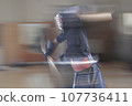 學生在體育館練習劍道 107736411