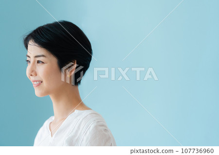 Profile portrait of a woman blown by the wind 107736960