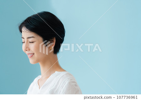 Profile portrait of a woman blown by the wind 107736961