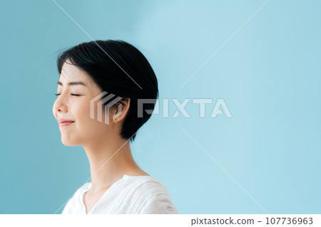 Profile portrait of a woman blown by the wind 107736963