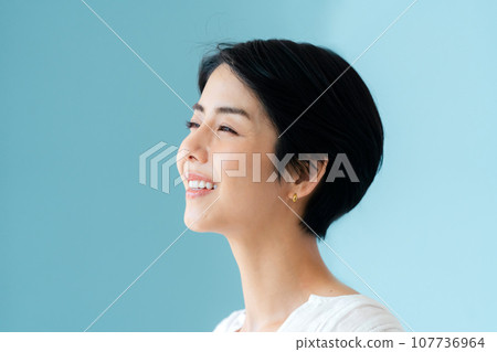 Profile portrait of a woman blown by the wind 107736964