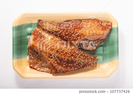 Dried red fish kelp soy sauce Dried red fish kelp soy sauce 107737426