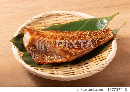 Dried red fish kelp soy sauce Dried red fish kelp soy sauce 107737440