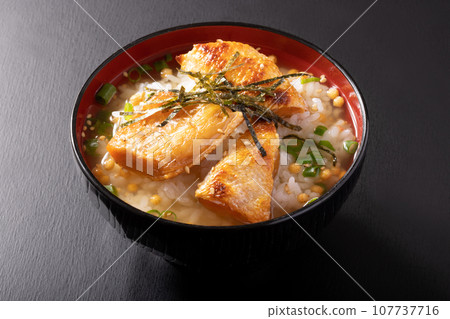 Crispy skin of coho salmon chazuke 107737716
