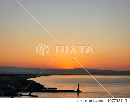 sunrise sea view 107738145