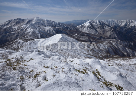 從越志旭嶽山頂附近眺望那須山脈、從三本野裡岳眺望乙毛嶺、從三本野岳眺望富士山的方向 107738297