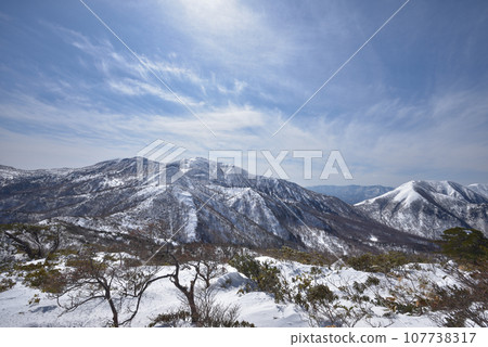 View of the Nasu Mountain Range from the south side of Mt. Koshi Asahidake, the Otoge Pass from Mt. Sanbonyaridake, and the direction of Mt. Nasuishi. 107738317
