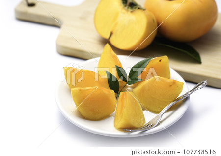 Very sweet autumn taste Persimmon fruit (white background) Persimmon fruit Very sweet autumn taste Persimmon fruit (white background) Persimmon fruit 107738516