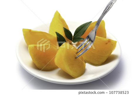 Very sweet autumn taste Persimmon fruit (white background) Persimmon fruit Very sweet autumn taste Persimmon fruit (white background) Persimmon fruit 107738523