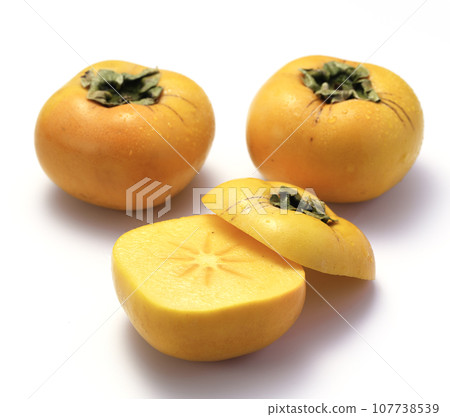 Very sweet autumn taste Persimmon fruit (white background) Persimmon fruit Very sweet autumn taste Persimmon fruit (white background) Persimmon fruit 107738539