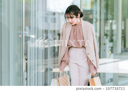 Business woman shopping, shopping, shopping sprees, wasting money 107738721