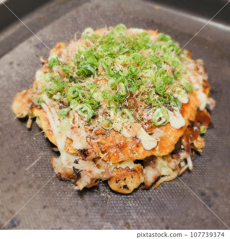 大阪人自製的大阪燒，配上蔥 107739374
