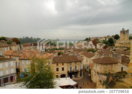聖艾米隆（Saint-Émilion），法國波爾多附近的山頂小鎮，以葡萄酒生產和世界遺產而聞名 107739658