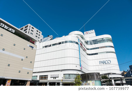 Chofu PARCO, clear autumn sky, Chofu City, Tokyo Chofu PARCO, clear autumn sky, Chofu City, Tokyo 107739977