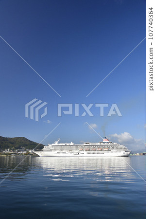 拍攝秋季北海道函館市函館港停靠的飛鳥二號遊輪的景色。 拍攝秋季北海道函館市函館港停靠的飛鳥二號遊輪的景色。 107740364